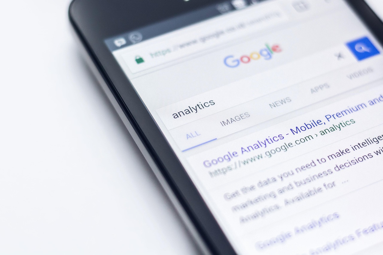 Imagem de um smartphone preto mostrando a tela aberta no navegador Google