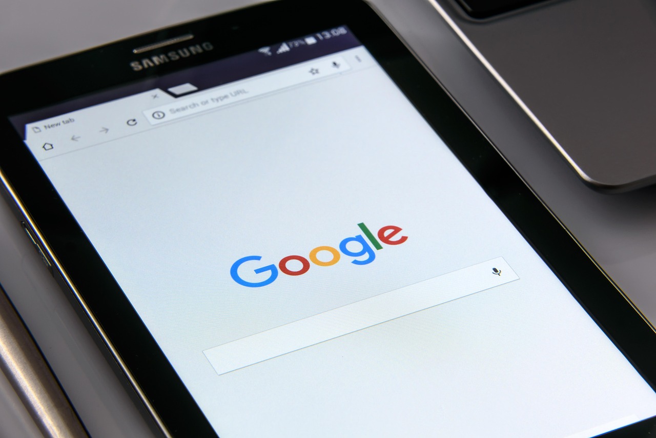 tela de um tablet Samsung aberto no navegador com a página inicial do Google, exibindo o logotipo colorido da empresa e a barra de pesquisa em destaque
